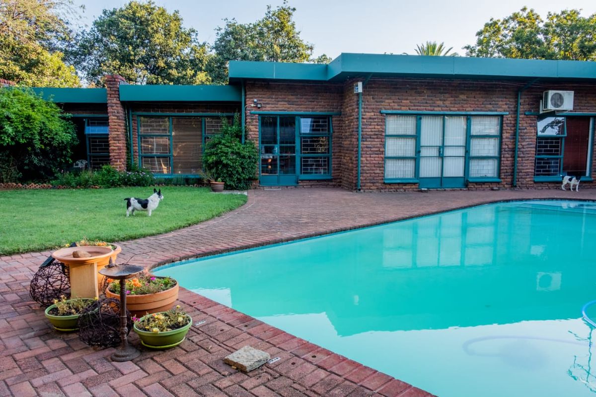 Beautiful, facebrick family house in prime area in Sasolburg close to shopping mall - Photo 2
