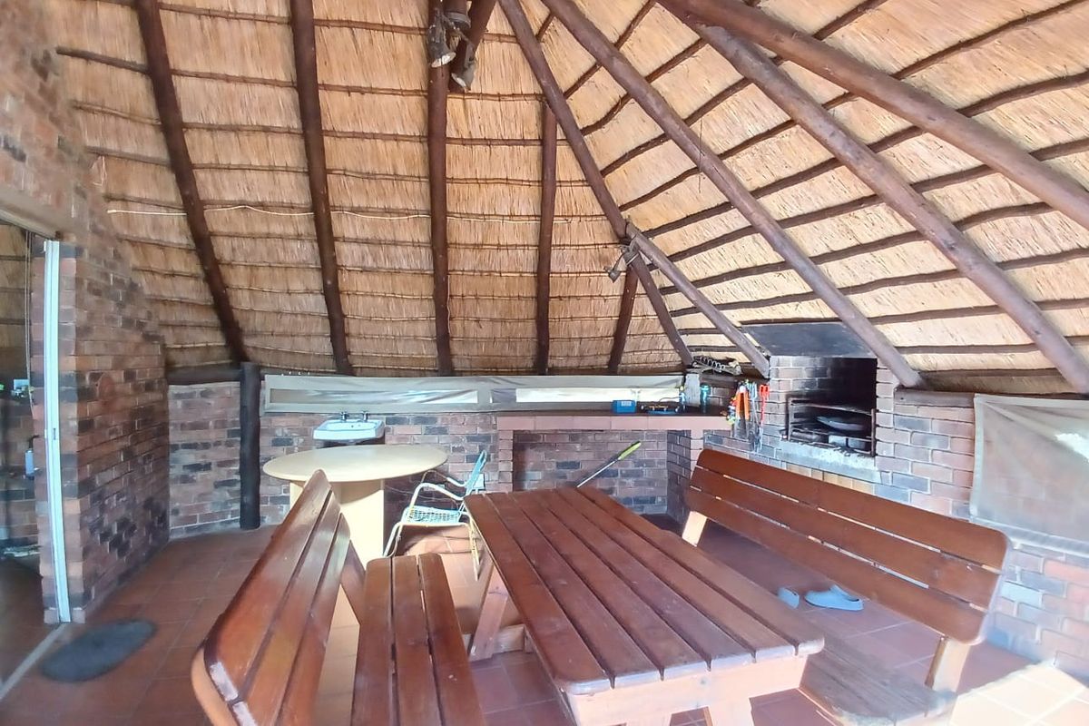 Beautiful, facebrick family house in prime area in Sasolburg close to shopping mall - Photo 4