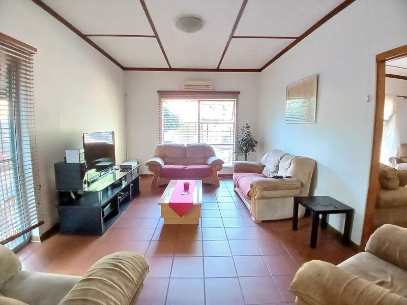 Beautiful, facebrick family house in prime area in Sasolburg close to shopping mall - Photo 8