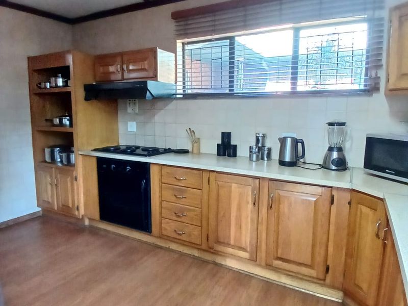 Beautiful, facebrick family house in prime area in Sasolburg close to shopping mall - Photo 6