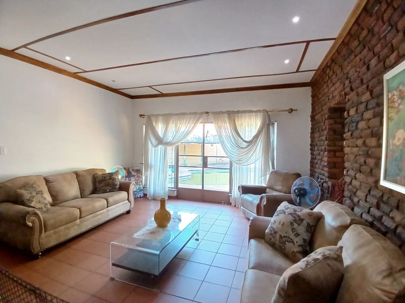Beautiful, facebrick family house in prime area in Sasolburg close to shopping mall - Photo 7