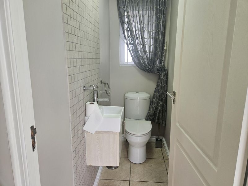 Unique modern property in a secure golfing estate with back up water supply, borehole and - Photo 10