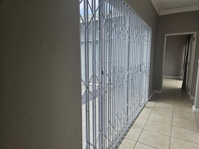 Unique modern property in a secure golfing estate with back up water supply, borehole and - Photo 9