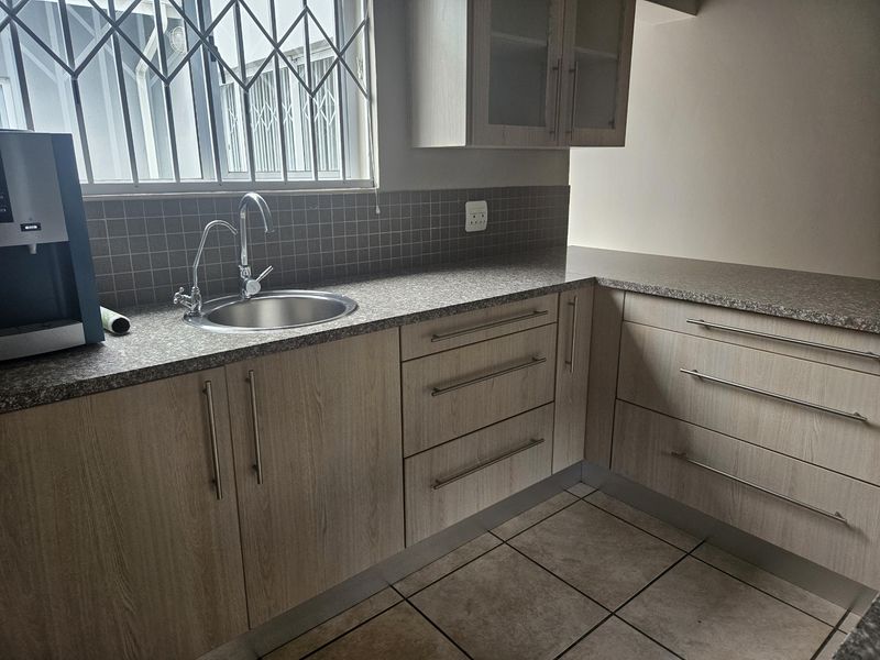 Unique modern property in a secure golfing estate with back up water supply, borehole and - Photo 7