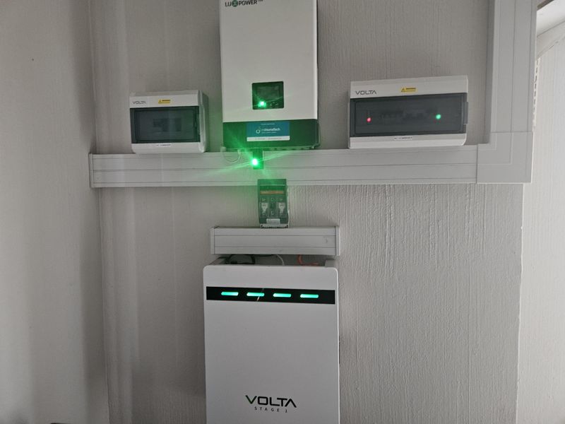 Unique modern property in a secure golfing estate with back up water supply, borehole and - Photo 6