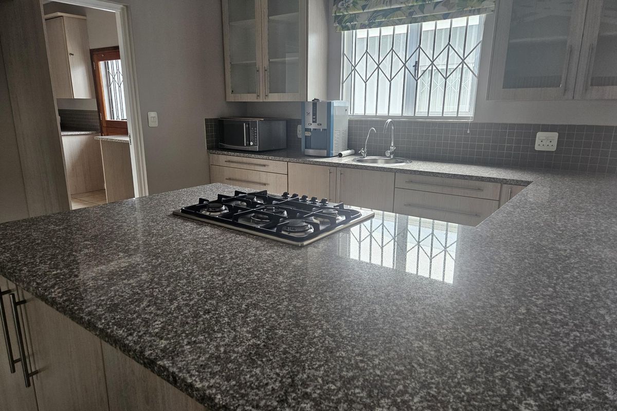 Unique modern property in a secure golfing estate with back up water supply, borehole and - Photo 3