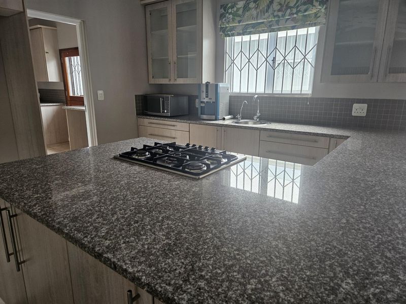 Unique modern property in a secure golfing estate with back up water supply, borehole and - Photo 3