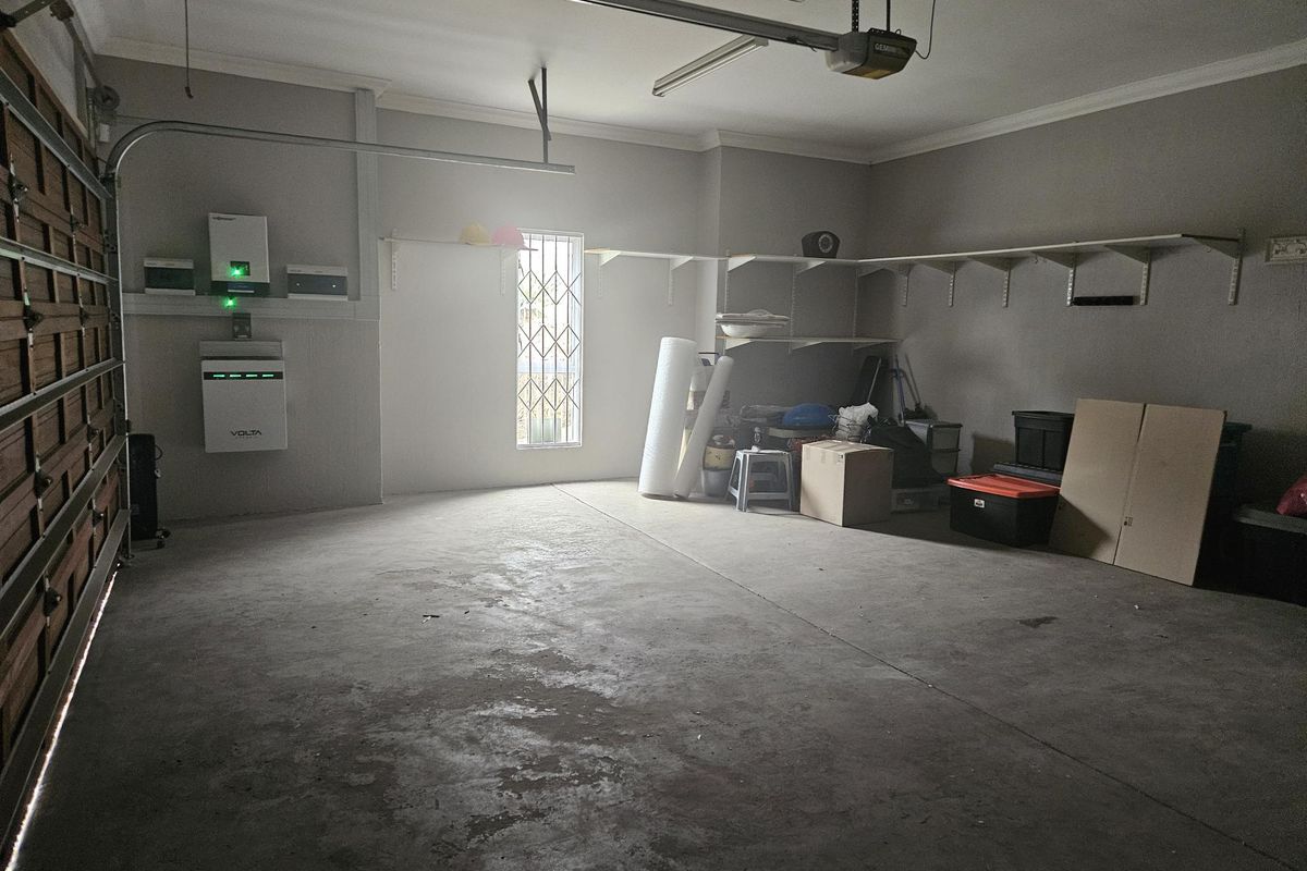 Unique modern property in a secure golfing estate with back up water supply, borehole and - Photo 5