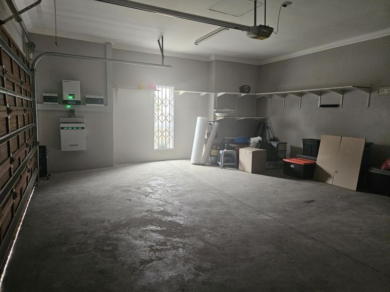 Unique modern property in a secure golfing estate with back up water supply, borehole and - Photo 5