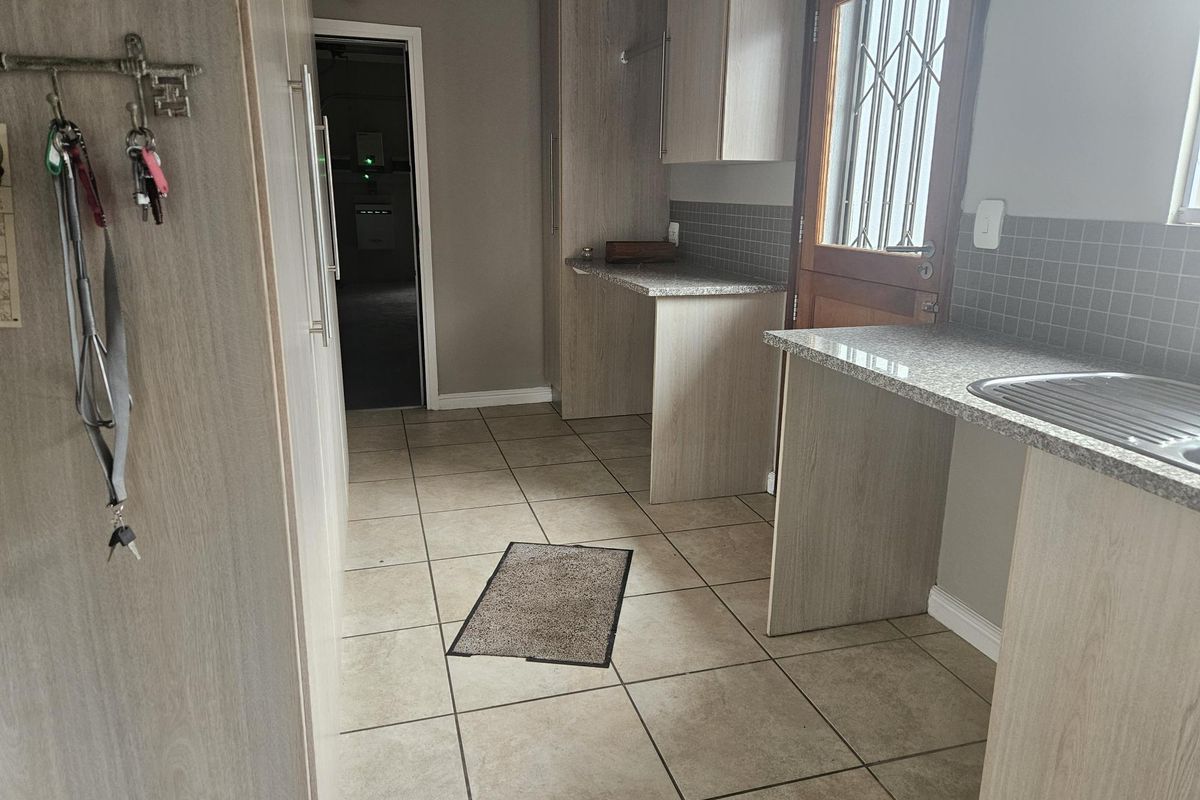 Unique modern property in a secure golfing estate with back up water supply, borehole and - Photo 4