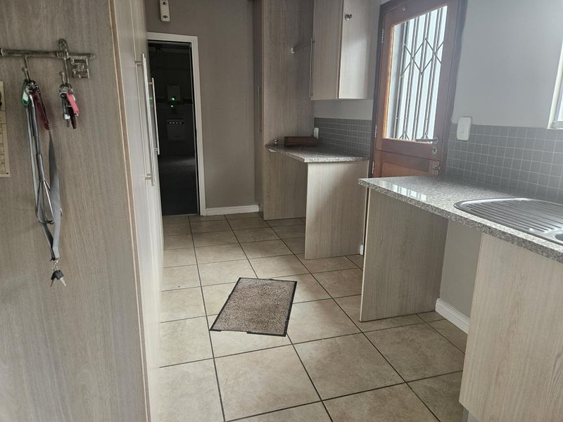 Unique modern property in a secure golfing estate with back up water supply, borehole and - Photo 4