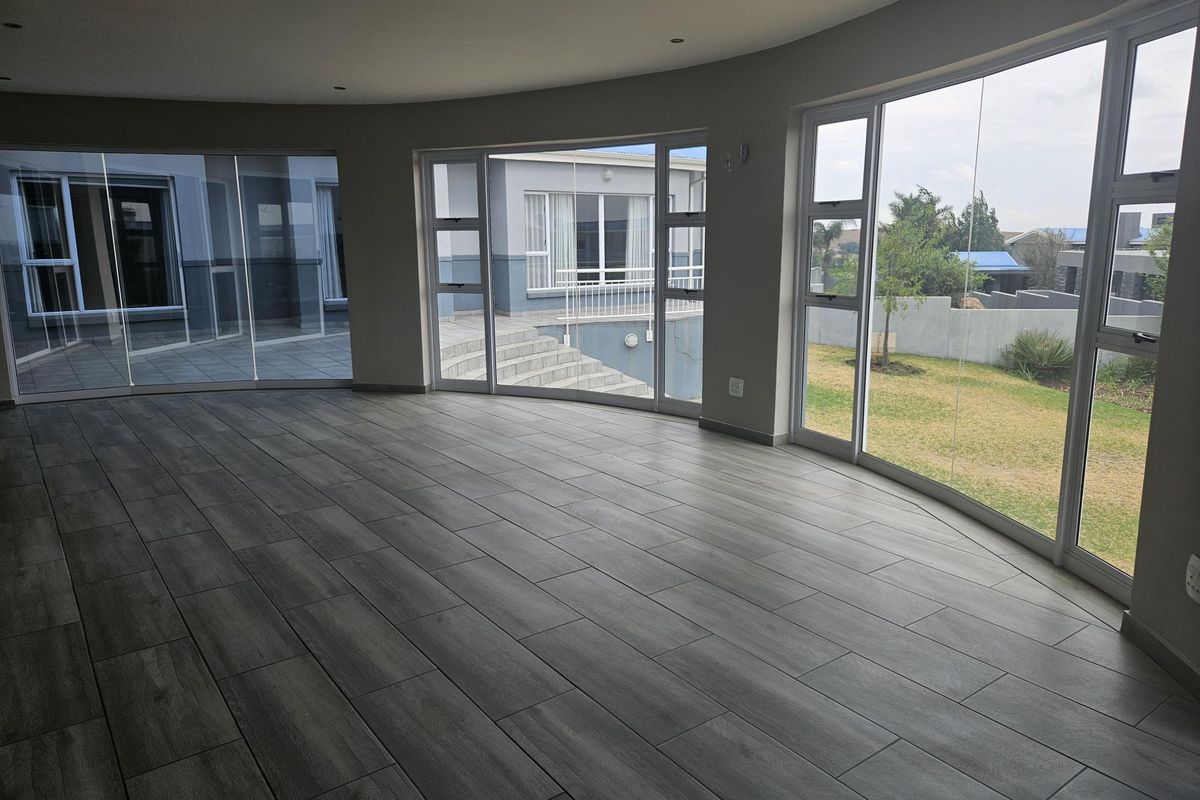 Unique modern property in a secure golfing estate with back up water supply, borehole and - Photo 2