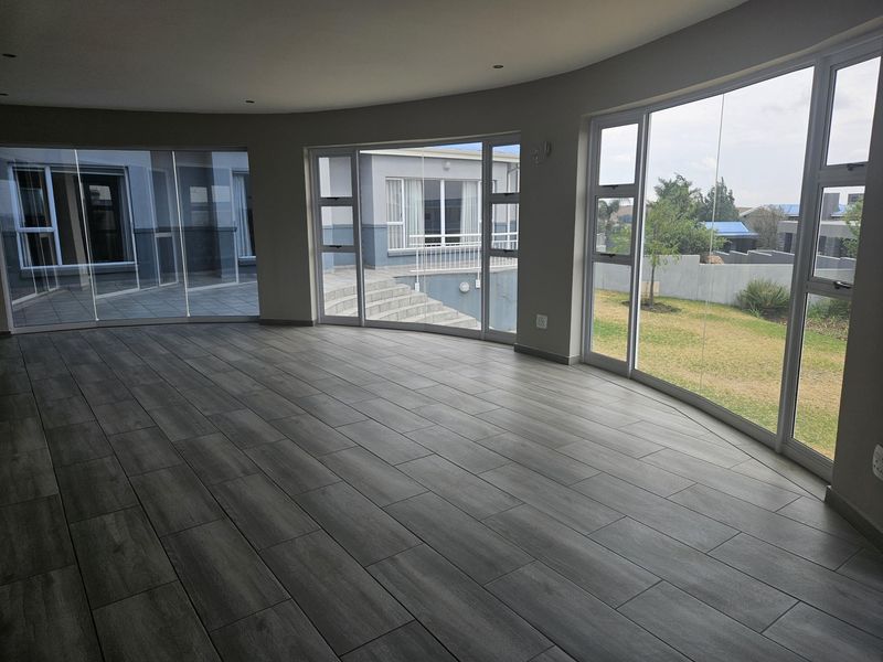 Unique modern property in a secure golfing estate with back up water supply, borehole and - Photo 2