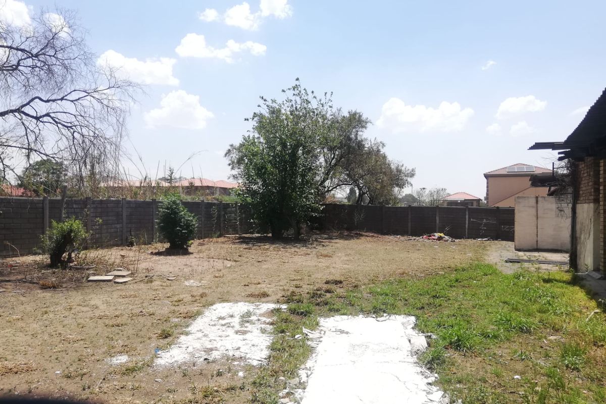 That’s an intriguing opportunity. A 12‐bedroom fixer‐upper in Bedworth Park. - Photo 4