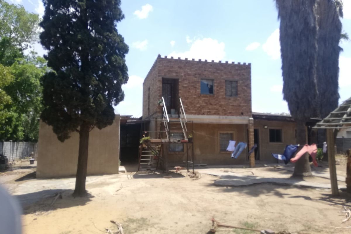 That’s an intriguing opportunity. A 12‐bedroom fixer‐upper in Bedworth Park. - Photo 2