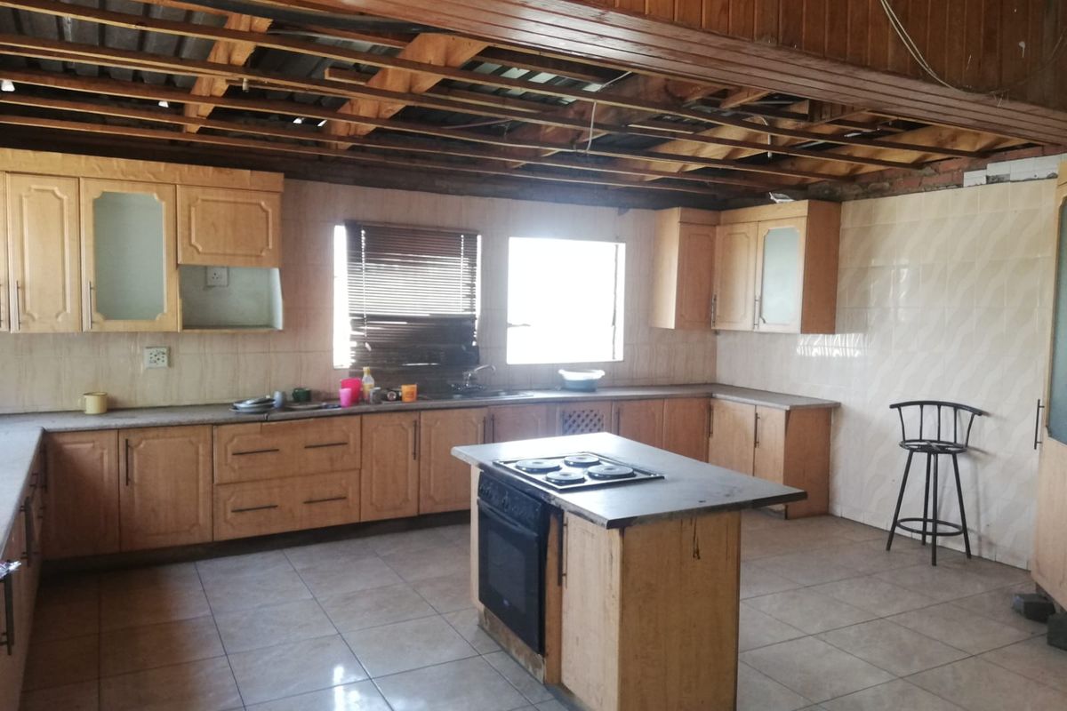 That’s an intriguing opportunity. A 12‐bedroom fixer‐upper in Bedworth Park. - Photo 3