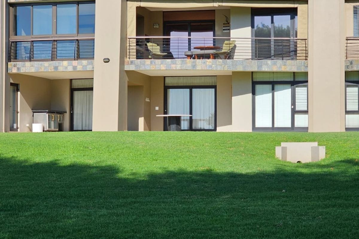 Exclusive apartment in a secured  golf estate with breathtaking views - Photo 3