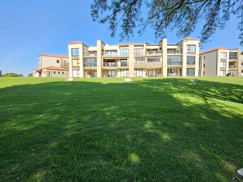 Exclusive apartment in a secured  golf estate with breathtaking views - Photo 5
