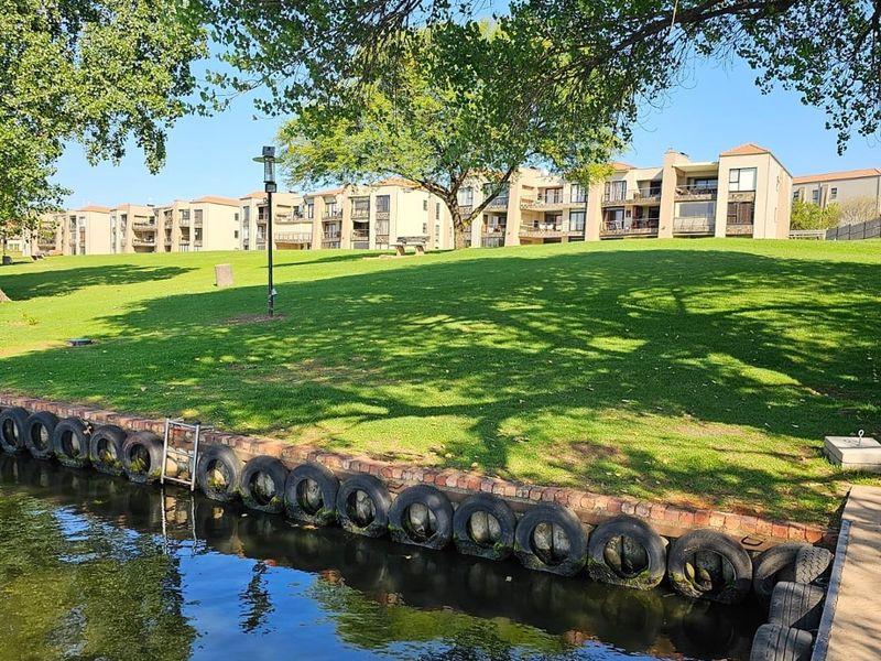 Exclusive apartment in a secured  golf estate with breathtaking views - Photo 8