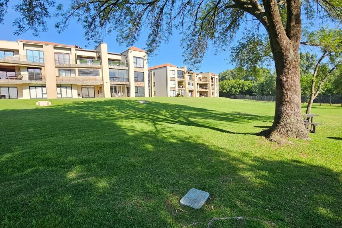 Exclusive apartment in a secured  golf estate with breathtaking views - Photo 2