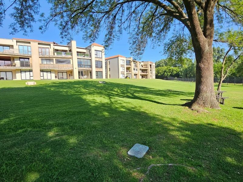 Exclusive apartment in a secured  golf estate with breathtaking views - Photo 2