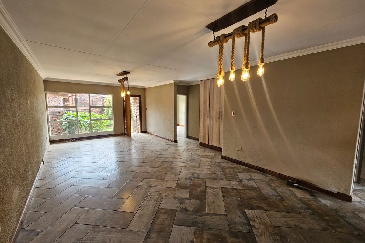 Absolute stunning townhouse for sale in Three Rivers - Photo 2
