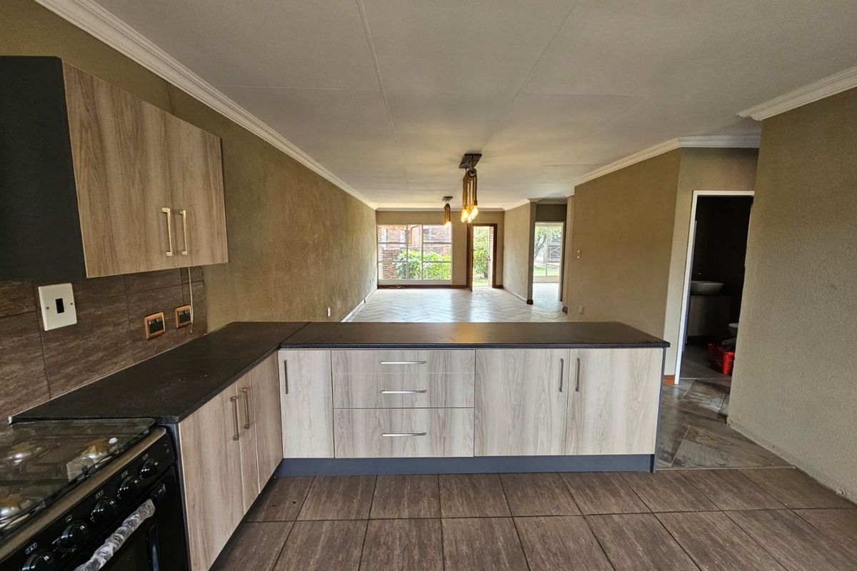 Absolute stunning townhouse for sale in Three Rivers - Photo 4