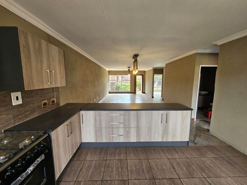 Absolute stunning townhouse for sale in Three Rivers - Photo 4