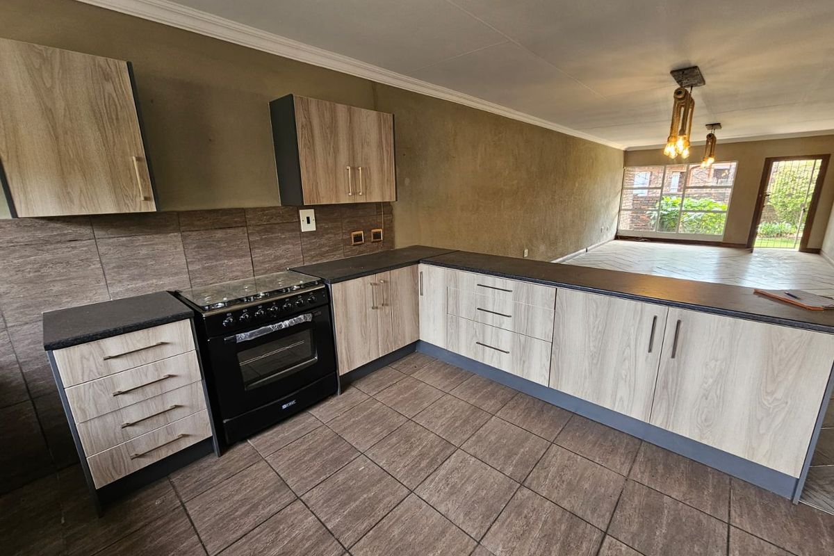 Absolute stunning townhouse for sale in Three Rivers - Photo 3