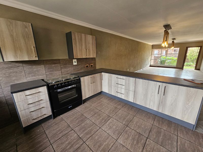 Absolute stunning townhouse for sale in Three Rivers - Photo 3