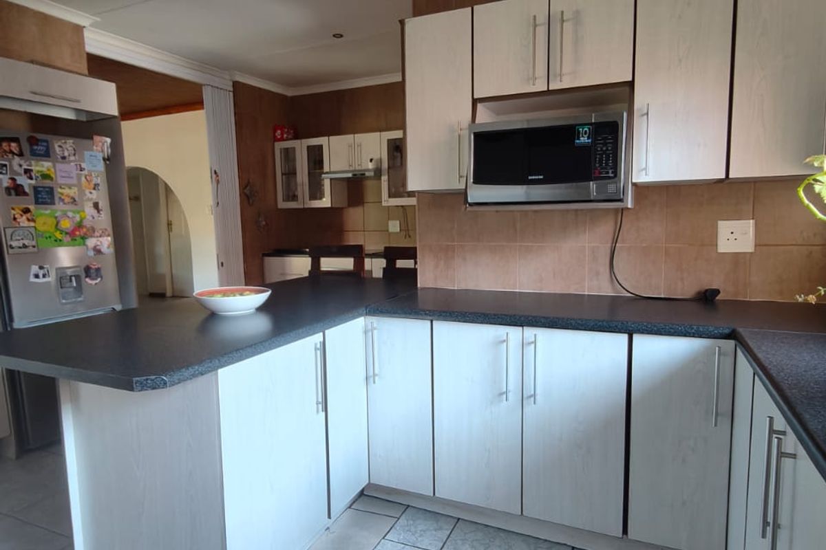 Beautiful family home in the ever popular SE3 Vanderbijlpark - Photo 5