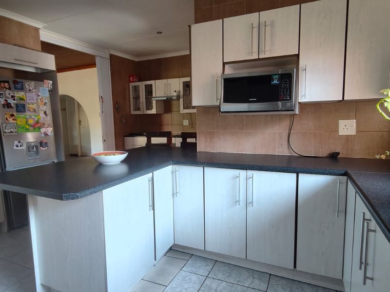 Beautiful family home in the ever popular SE3 Vanderbijlpark - Photo 5