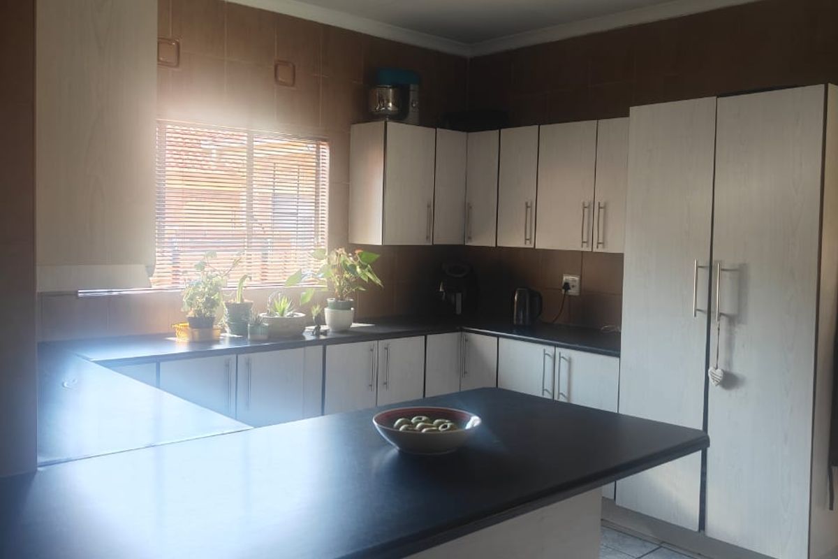 Beautiful family home in the ever popular SE3 Vanderbijlpark - Photo 4