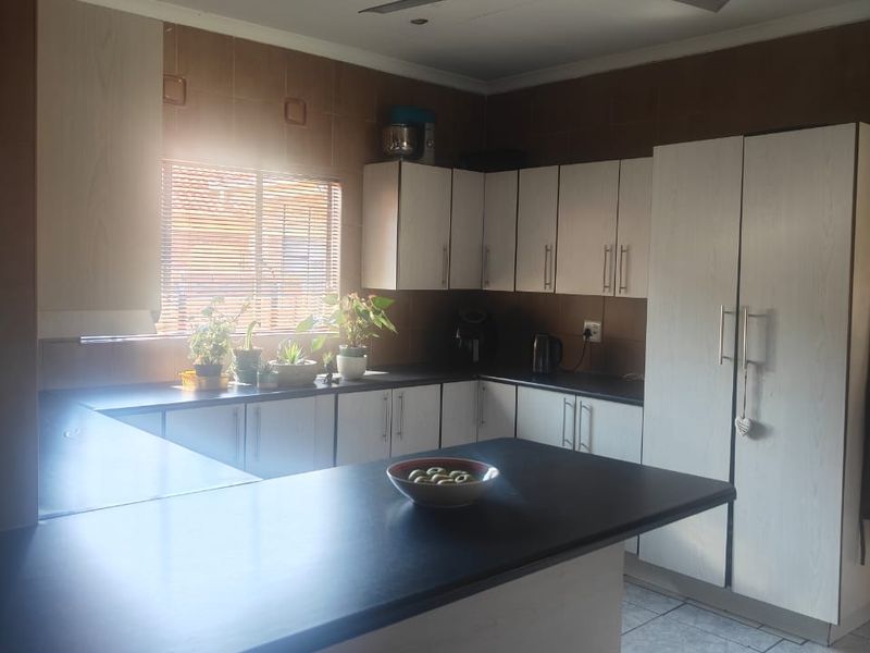 Beautiful family home in the ever popular SE3 Vanderbijlpark - Photo 4