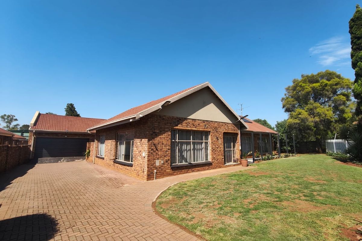 Beautiful family home in the ever popular SE3 Vanderbijlpark - Photo 2