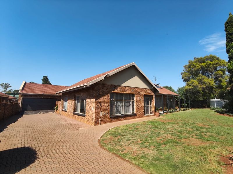 Beautiful family home in the ever popular SE3 Vanderbijlpark - Photo 2