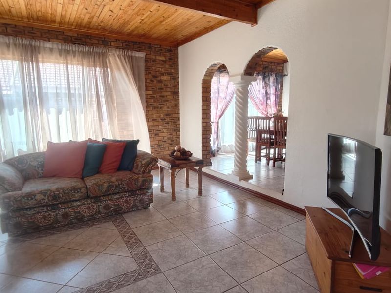Beautiful family home in the ever popular SE3 Vanderbijlpark - Photo 10