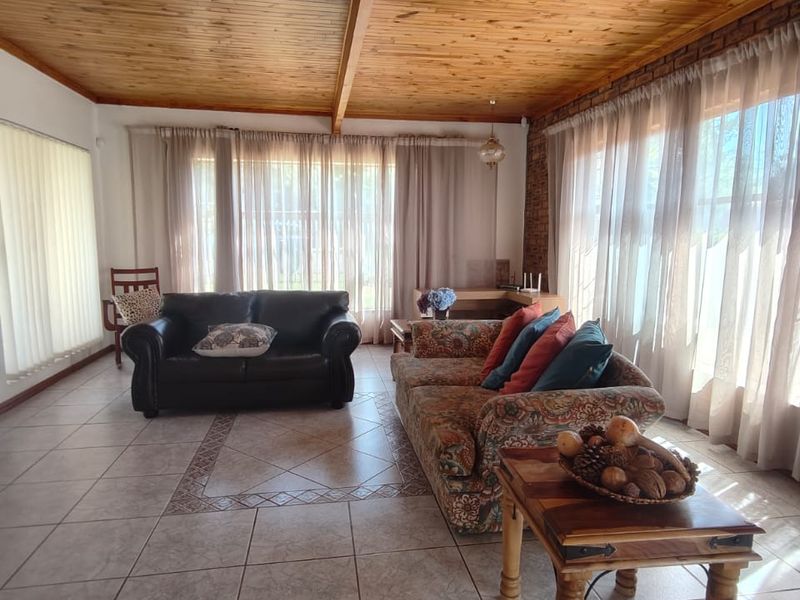 Beautiful family home in the ever popular SE3 Vanderbijlpark - Photo 9