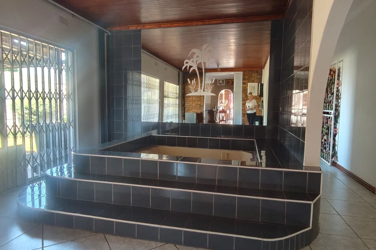 Beautiful family home in the ever popular SE3 Vanderbijlpark - Photo 3