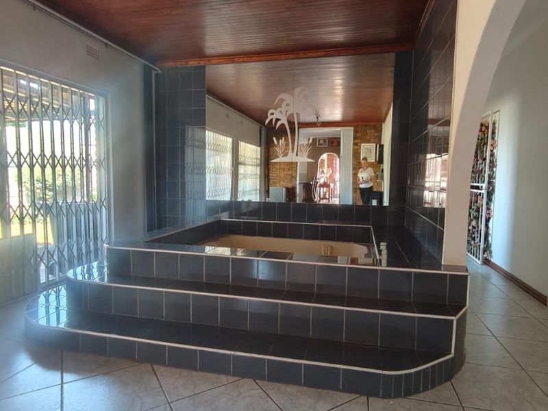 Beautiful family home in the ever popular SE3 Vanderbijlpark - Photo 3