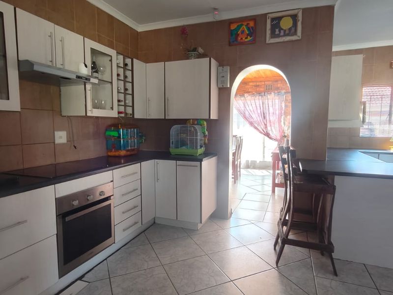 Beautiful family home in the ever popular SE3 Vanderbijlpark - Photo 6