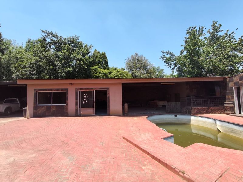 Diamond in the rough!! - Photo 2