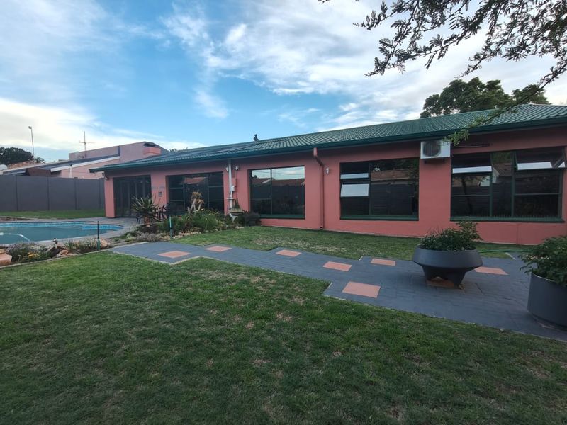 Experience luxurious living in this stunning property & own your dream home! - Photo 4