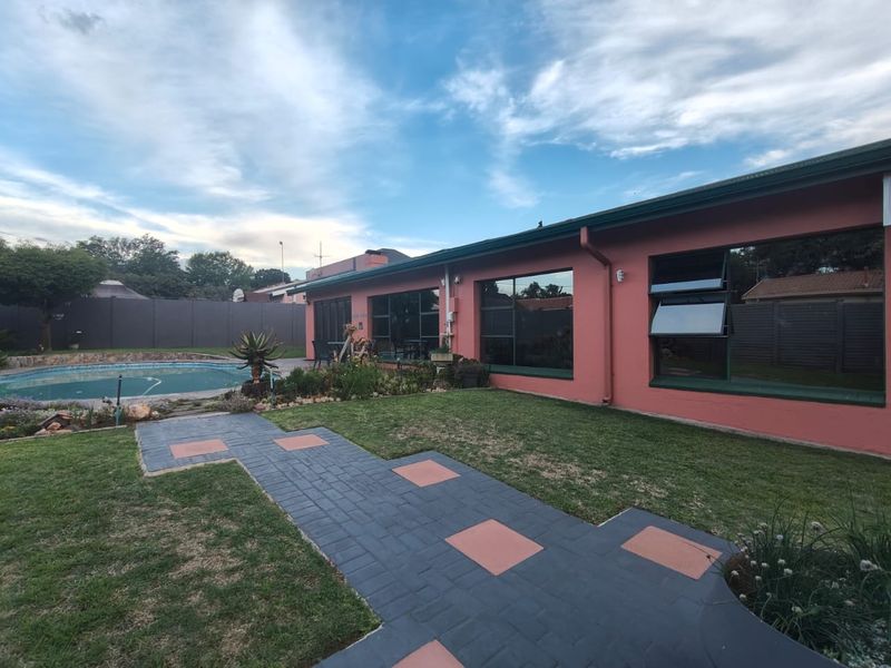 Experience luxurious living in this stunning property & own your dream home! - Photo 7