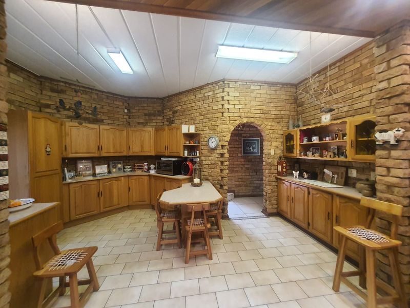 Magnificent Property In A Enclosed Area In The Prime Location - Photo 8