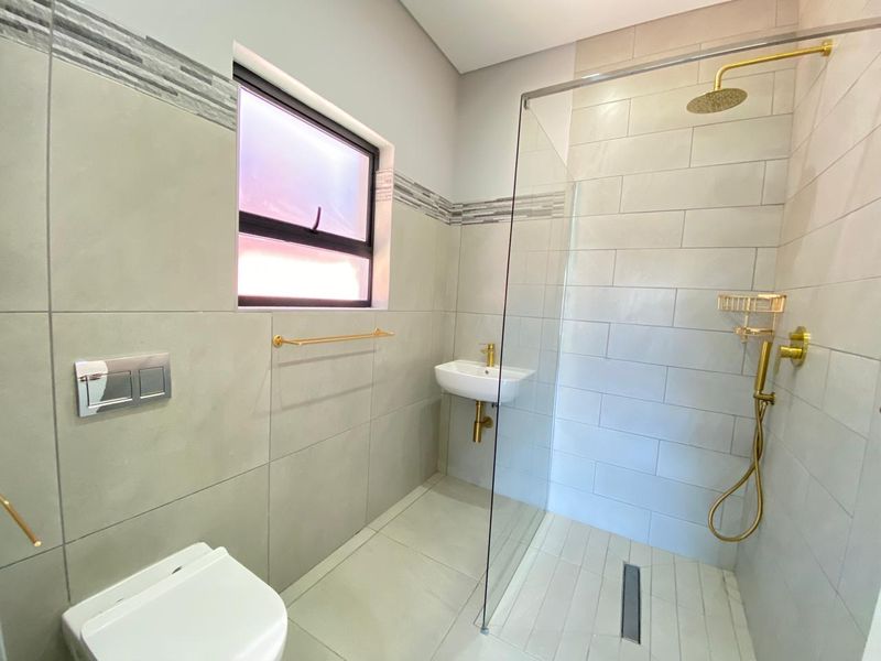 Private modern 3 Bedroom 2 Bathroom Townhouse - Photo 8