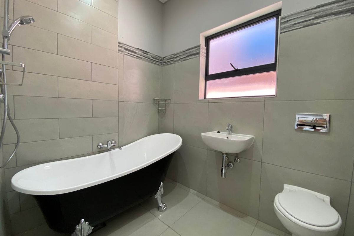 Private modern 3 Bedroom 2 Bathroom Townhouse - Photo 4