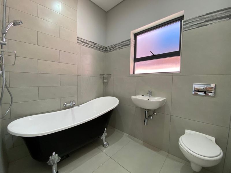 Private modern 3 Bedroom 2 Bathroom Townhouse - Photo 4