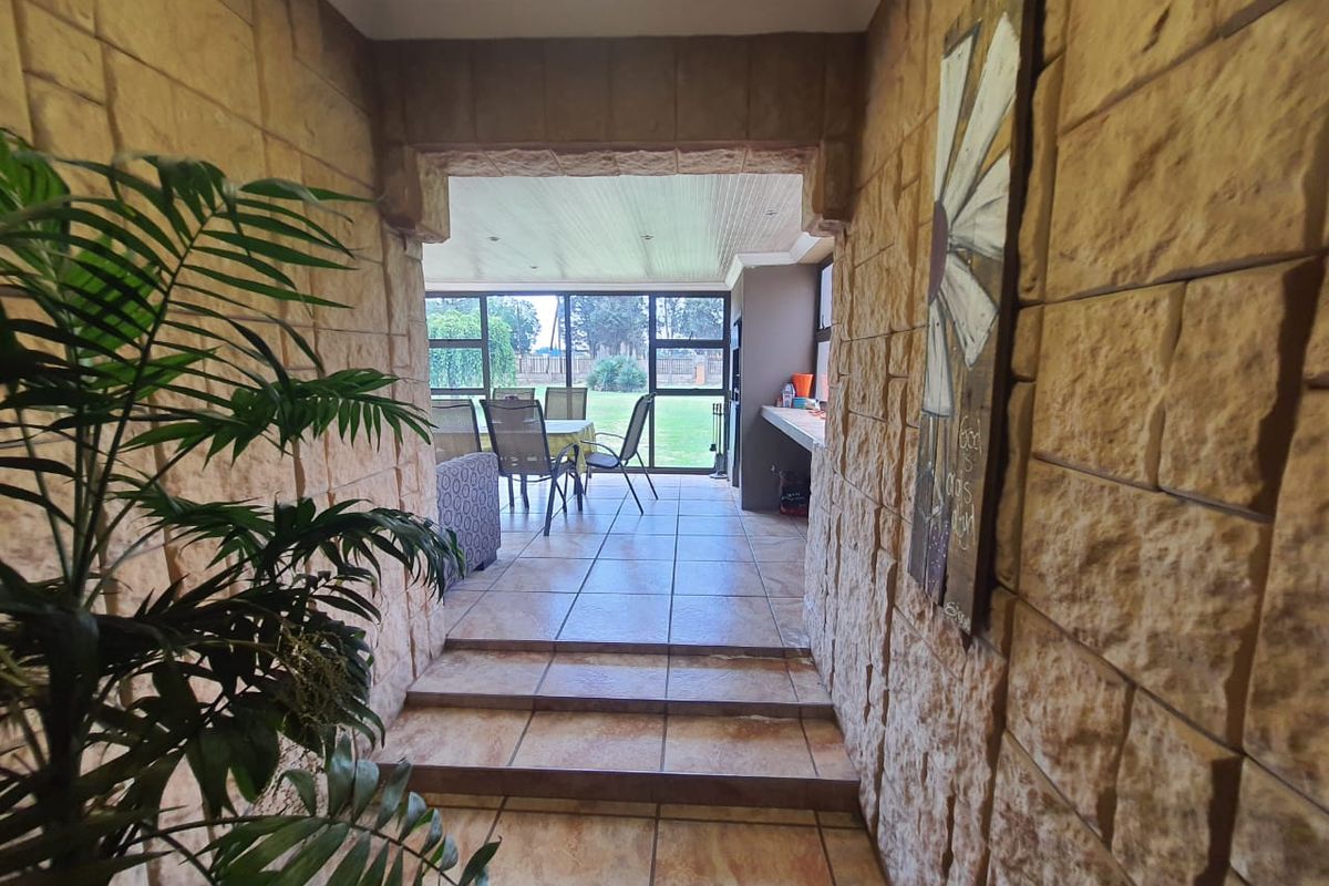 This 2.4 HA Plot Has A Sunny Patio With an Enclosed Braai When You Enter The House, - Photo 2