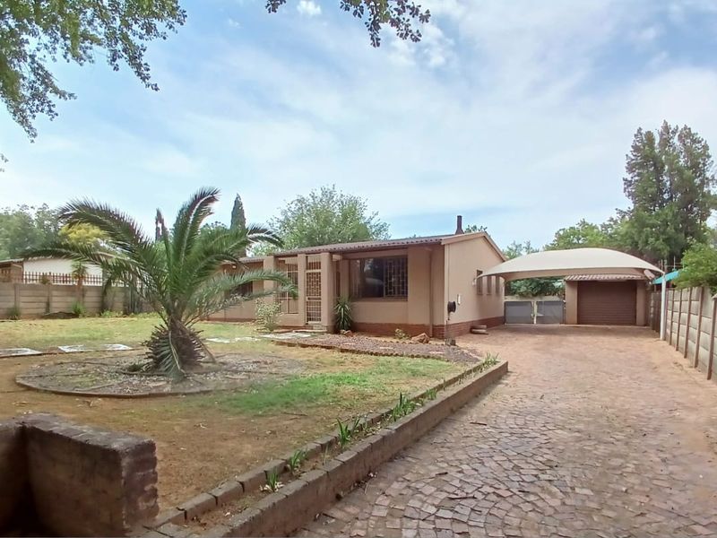 Move-in ready family house for sale in Sasolburg close to schools and CBD - Photo 2